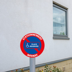 Panneau de signalisation stationnement réservé personne à mobilité réduite