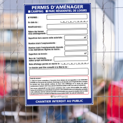 Pancarte Permis d’ Aménager Camping et Parc Résidentiel mise en ambiance