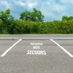 pochoir reserve aux secours mise en ambiance