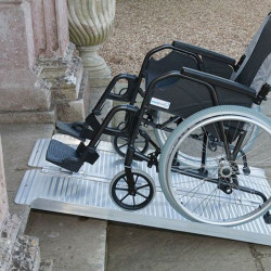 RAMPE D'ACCES PLIABLE POUR FAUTEUIL ROULANT