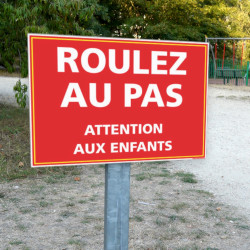 Roulez au pas attention aux enfants