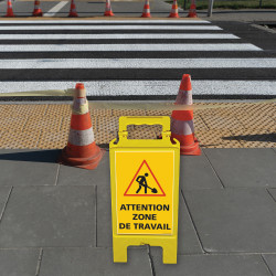 Chevalet de signalisation jaune attention zone de travail