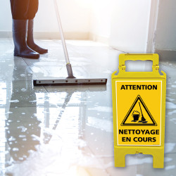 Chevalet de signalisation jaune attention nettoyage en cours