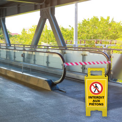 Chevalet de signalisation jaune interdit aux piétons